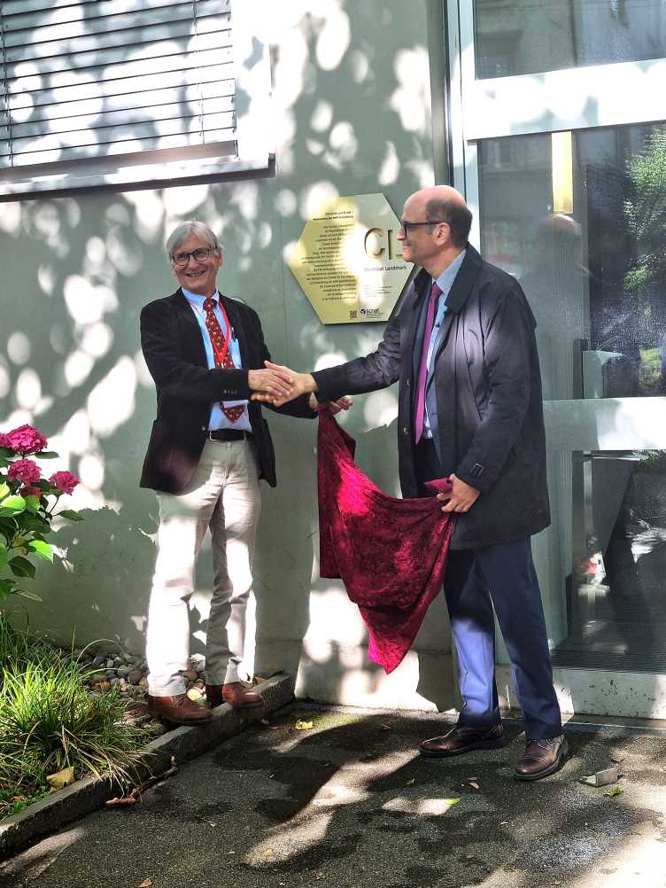 Enlarged view: Prof. Philippe Moreillon and Prof. Erick Carreira after revealing the Chemical Landmark-plaque at Universitätsstrasse 22