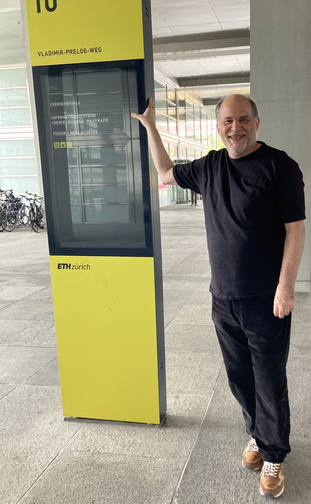 Oliver Renn in front of the HCI building