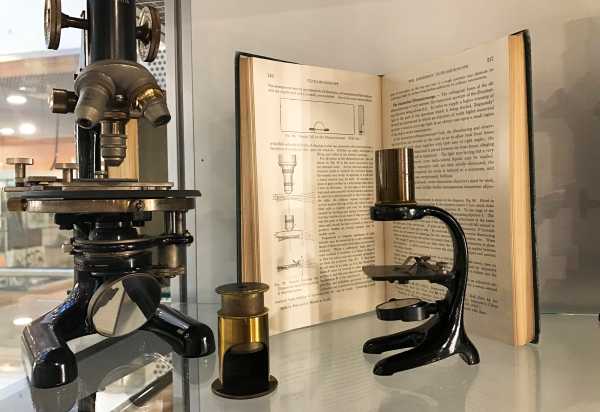 Chemia ex machina: there are many instruments in the collection, e.g. microscopes