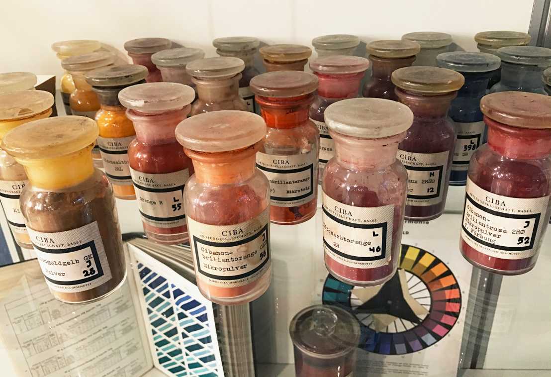 Color pigments from Ciba-Geigy with color plates that can be seen in the collection