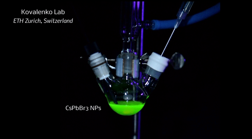 Vergrösserte Ansicht: Nanopartikel (NPs) des Strukturtyps CsPbBr3 können innerhalb von Sekunden in CsPbI3 umgewandelt werdend. Sie verändern dabei ihre Farbe von Grün nach Rot.