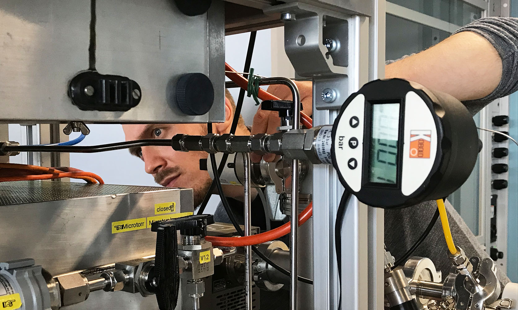 Patrick Steinegger investigating superheavy elements (Foto: Julia Ecker / ETHZ)