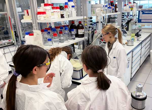 School girls exploring the fascinating sides organic chemistry in the lab (Photo: J. Ecker)