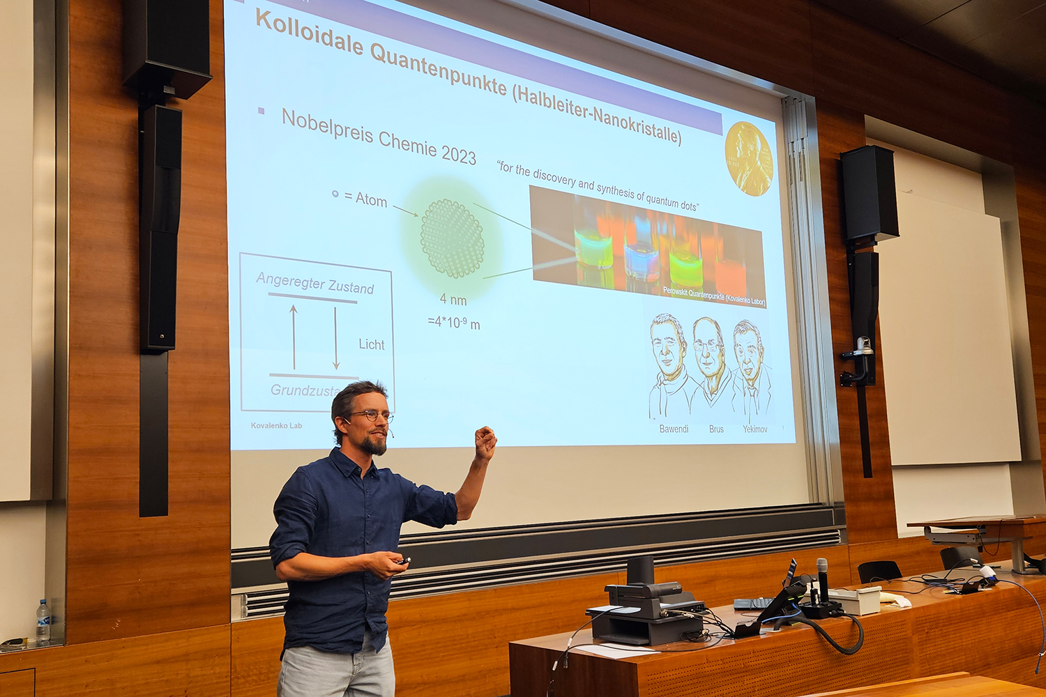 Dr Simon Böhme giving a talk